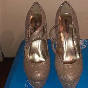 Gold sparkly heels💛